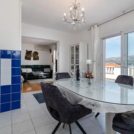 Geraeumige Mit Meerblick * Trogir