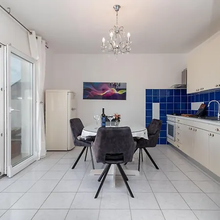 Geraeumige Mit Meerblick Trogir